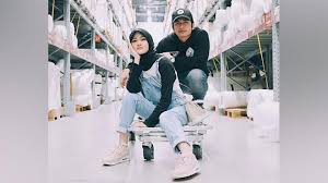 Sedikit cuplikan nikah zikri daulay dan henny semoga sampai akhir hayat ya kita❤️. Gaya Simpel Istri Zikri Daulay Busana Motif Tanpa Aksesori Ragam Cantika Com