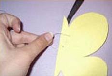 Anleitung zum basteln des mobiles: Basteln Mit Kindern Kostenlose Bastelvorlage Basteln Im Fruhling Schmetterlingsmobile