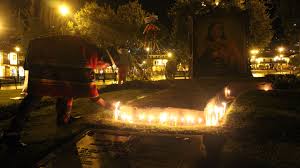 Tupac amaru shakur, также известный как 2pac (мфа: Attendees Of Tupac Amaru S Vigil Place Their Candels At His Grave In Cuzco S Main Square The World From Prx