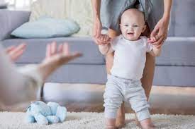 Manche kinder tun ihre ersten schritte mit 9 monaten, andere erst im doppelten alter. Laufen Lernen Ab Wann Und Wie Babys Dabei Fordern 9monate De