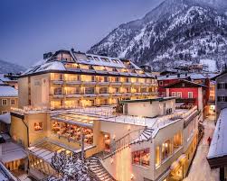 Slightly smaller than maine, it occupies a territory of approximately 84,000 square kilometers (32,000 square miles), which includes much of the mountainous territory of the eastern alps and the danube region. Ø§Ù„Ø³ÙŠØ§Ø­Ø© ÙÙŠ Ø§Ù„Ù†Ù…Ø³Ø§ Ø§Ù„Ø³Ø§Ø­Ø±Ø© ÙˆØ§Ù‡Ù… Ø§Ù„Ø§Ù…Ø§ÙƒÙ† Ø§Ù„Ø³ÙŠØ§Ø­ÙŠØ© Ø¨Ù‡Ø§ Ø§Ù„Ù…Ø³Ø§ÙØ± Ø§Ù„Ø¹Ø±Ø¨ÙŠ