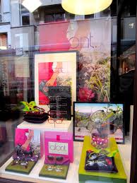 Le Blog Lafont Les Lunettes Lafont Au Quotidien Support De Lunette Lafont Vitrine Magasin