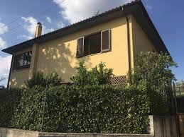 Visualizza gli altri annunci presenti su pcase.it e se non trovi nulla di tuo interesse inviaci una a 4 km da passo corese disponiamo di un indipendente,in buono stato abitativo, su due livelli composta da: Ville In Vendita A Fara In Sabina Cambiocasa It