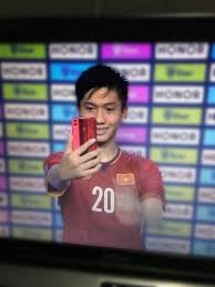 Cầu thủ phan văn đức ngoài đời hoàn toàn trái ngược với hình ảnh phan văn đức máu lửa, mạnh mẽ trên sân trận việt nam philippines bán kết aff cup. Táº¥t Táº§n Táº­t Vá» Phan VÄƒn Ä'á»©c Vuá»'t Toc NhÆ° Má»™t Thoi Quen Biá»ƒu Cáº£m TrÄƒm Láº§n NhÆ° Má»™t Ngao NgÆ¡ NhÆ°ng Cá»±c Ä'ang Yeu Topsao