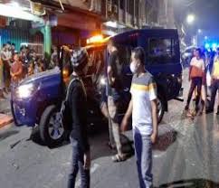 Bapak polisi lalu lintas sedang mengatur lalu lintas kendaraan mobil di jalan raya. Eedrw8tawplsgm