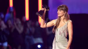 Taylor Swift had a perfect 'diamond ring' moment during Raye song