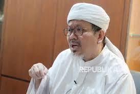 Ustad kelahiran 14 agustus 1963 ini adalah lulusan s1 jurusan sastra. Tydnpge7yvwewm