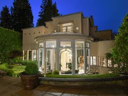 Art Deco Garden Style The Art Deco Theme Extends To The Exterior With Its Minimal Formal Art Deco Home Art Deco Architecture Art Deco
