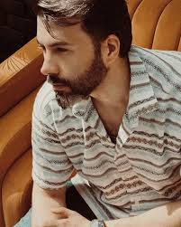 شاید ماه فقط به این دلیل که دوره قشنگه Mybe the moon is beautiful only  because it is far . 📷 @hamidmontazerii . #mohammadnaseri #محمد_ناصری