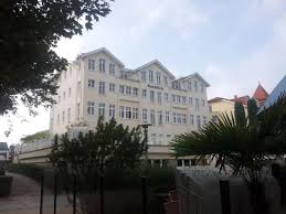 In diesen großzügigen ferienwohnungen wohnen sie in bester lage direkt an der strandpromenade.hochwertige ausstattung, große fensterfronten und zahlreiche veranden mit meerblick sorgen für ein einzigartiges urlaubsgefühl. Haus Seeblick