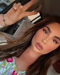 Chandra Dillon's Instagram, Twitter & Facebook