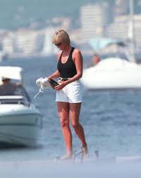 Lady diana — смотреть в эфире. August 22 1997 A Paparazzi Photo Of Princess Diana At St Tropez In South Of France Carrying A Louis Vuitton Clutc Princess Diana Family Princess Diana Diana