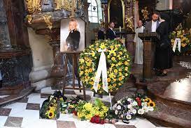 Vdovec sa preto rozhodol teraz zorganizovať pohreb. Absolonova I Zagorova Se Prisly Rozloucit S Evou Pilarovou Sedmicka Cz