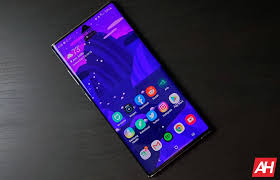 Unlike the s10, note 10 gets the hole punch right at the center. Samsung Disguises Galaxy Note 10 Hole Punch With Wallpapers