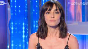 The cut of ambra angiolini to copy news deborah news saturday 17th july 2021 02:22 pm report long, very long, then short, then long again (complete with dreads) and finally the bob, or rather, the long bob, beloved and super trendy: Domenica In Ambra Angiolini Su Renga Commossa La Famiglia Resta
