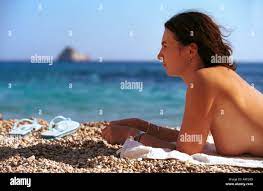 Griechenland nackte Mädchen am Strand Stockfotografie - Alamy