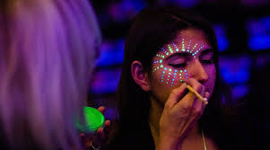 Happening in #DowntownPittsburgh this weekend ⬇️ This Father's Day weekend  is your last chance to play a game of mini-golf in Mellon Square for only  $5 (or $2 for children and students).