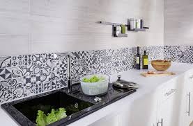 C'est un style qui convient aujourd'hui aussi bien aux appartements urbains qu'aux maisons de banlieue. Carrelage Cuisine Des Modeles Tendance Pour La Cuisine Faience Cuisine Moderne Carrelage Mural Cuisine Carrelage Cuisine