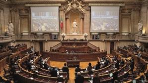 Ou seja, com esta renovação do estado de emergência a vigorar até 2 de maio, marcelo permite que o governo possa começar já a pensar em reabrir alguns serviços (possivelmente entre o fim de abril e o início de maio) desde que seja em horários de funcionamento adaptados. Parlamento Aprova Renovacao Do Estado De Emergencia Ate 1 De Marco Politica Correio Da Manha