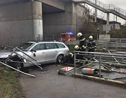 Bf Wien Verkehrsunfall Im Gleisbereich Der Obb Gleise Unfall Berufsfeuerwehr