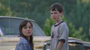 Dans la saison 10 de la série the walking dead en streaming gratuit, the walking dead est une série centrée sur l'histoire de l'humanité après l'apocalypse. The T Shirt Bear Paw Carl Grimes Chandler Riggs In The Walking Dead Season 1 Spotern