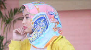 Jangan ragu untuk mengenakan jilbab dengan aksen glitter pada permukaannya untuk memberi kalau mau tampil sedikit ngejreng dengan warna violet coba padukan gamis warna violet dengan jilbab warna oranye. 5 Warna Hijab Yang Cocok Dikenakan Dengan Baju Warna Kuning