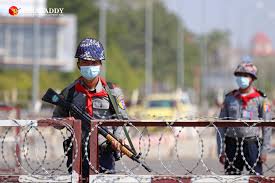 최근 정치·경제적으로 대조적인 길을 가고 있는 두 나라의 상황을 방콕에서. Ltm0kcszjj3rxm