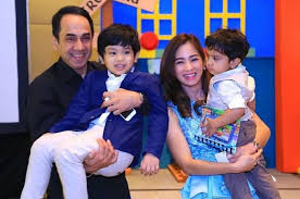 Bunga zainal mempunyai nama yang sudah populer di tayangan ftv. Bunga Zainal Curhat Soal Kemiripan Anak Dan Suaminya Netizen Anak Kandung Toh