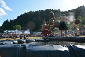 Fliegendes Wasser, fliegende Schafe, fliegender Baumstamm, fliegende Männer 