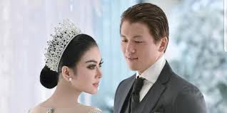 Syahrini tidak sadar pahanya kebuka lebar pas mau jalan. Syahrini Kalau Saya Rubuh Pak Rb Nangis Merdeka Com