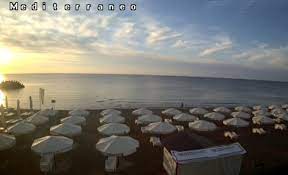 Este compusa din 8 apartamente ( 4 la parter si 4 la etaj), cu living, dormitor, baie, bucatarie utilata si terasa. Webcam Live Plaja Neptun Camere Live Neptun Roxy World Ro