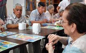Un juego es la actividad que realiza uno o más jugadores, empleando su imaginación o herramientas para crear una situación con un número determinado de reglas, donde usualmente existen ganadores y perdedores con el fin de proporcionar entretenimiento o diversión, en muchas ocasiones, incluso como herramienta educativa, pues en la mayoría de los casos funcionan estimulando habilidades. Las Mejores Actividades Para Adultos Mayores Guia Completa 2021