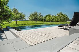 Ein Swimming Pool Wie Im Hotel Dieser Rahmenlose Infinity Pool In Aussergewohnlicher Umgebung Lasst Das Wasser Wie Eine Schwebende Infinity Pool Holzbau Pool