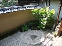 Line the zen garden with edging stones, such as rectangular rocks, to create an enclosure. How To Make Your Own Japanese Zen Balcony Garden