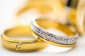 10 Creative Ways To Display Jewelry For Sale In 2020 Soq Sell Wedding Ring Mens Diamond Wedding Bands Sapphire Wedding Ring Set