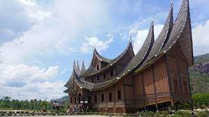 Big house) or rumah bagonjong house for the minangkabau people (minangkabau: Rumah Gadang Merupakan Rumah Adat Minangkabau Yang Berada Di Sumatera Barat Kita Dapat Mengunjungi Dan Mendalami Sejarah Dan Fungsi Rumah Gadang Dalam Paket Tour Minangkabau Fotografia De Batusangkar West Sumatra Tripadvisor