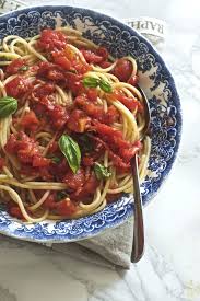 Fate soffriggere abbondante cipolla, scolate la pasta in padella e aggiungete tonno in scatola e briciole di pane vecchio. Spaghetti Con Sugo Di Pomodori Arrostiti La Pancia Del Lupo