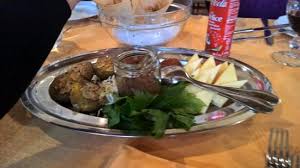 Sciogli il lievito di birra in un po' d'acqua tiepida con un cucchiaino di zucchero. Antipasti Di Formaggi Con Piccolo Strudel Di Formaggi Con Alici Tortino Di Cavolfiore E Tante L Picture Of Agriturismo Masseria La Chiusa Sicily Tripadvisor