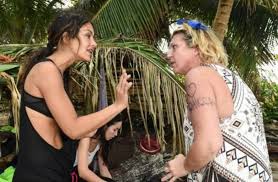 La giovane ragazza sembrava dovesse entrare anche. Rosa Perrotta All Isola Dopo Le Liti Le Lacrime Per Il Padre