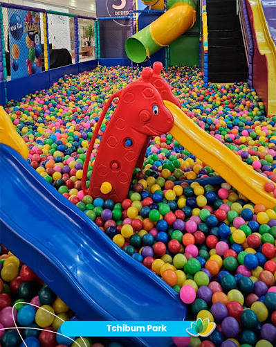 Nossa piscina de bolinhas gigante está esperando pela criançada para muita diversão e alegria!  Não deixe essa oportunidade passar – é a última semana dessas férias para mergulhar nessa experiência incrível!