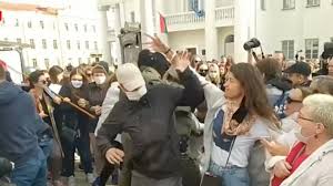 Belarusian riot police on saturday violently detained several dozen women demonstrators and threw them into vans, as thousands took to the streets of the capital to protest against police violence and electoral fraud. Belarus Protests Women Try To Unmask Those Detaining Protesters Bbc News