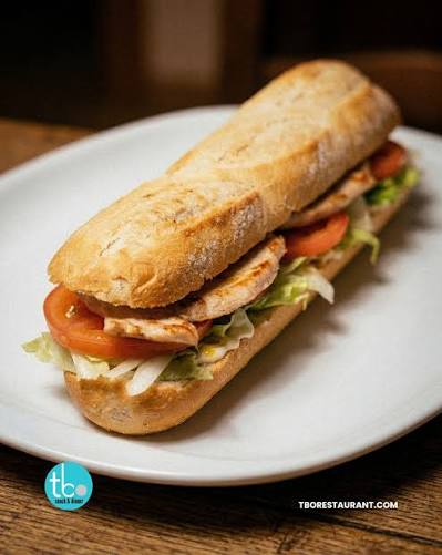 Martes de "comer bien" sin complicaciones. 🥖🍗 Si hoy buscas algo ligero pero que te deje totalmente satisfecho, nuestra baguette de pechuga de pollo es tu mejor aliada. Pollo a la plancha