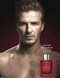 Em campanha de sua nova fragrância, David Beckham mostra nova tattoo