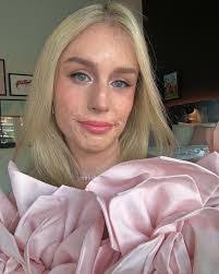 Stephanie Bridge's Instagram, Twitter & Facebook