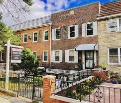 Zu Verkaufen In Astoria Ny Zweifamilien Backstein Stadthaus Mit Fertigem Keller Und Backstein Stadthaus Haus
