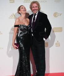 Laut „gala veröffentlichte gottschalks freundin karina mroß vor einigen jahren unter dem pseudonym liliana sorm ein buch mit dem titel „zwischen lipgloss und hämorridencreme: Thomas Gottschalk Und Karina Mross Den Schalk Im Nacken Leute Bild De Nacken Frau Brave