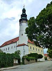 Horní část žulového sloupu zdobí kamenná stříška. Domazlice Wikipedie