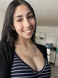 Saludos buenas tardes hoy es jueves aquí en República Dominicana.