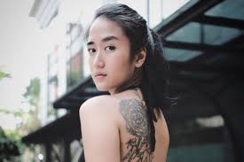 Besarnya nafkah yang dikeluarkan disesuaikan oleh hakim dengan kemampuan suami. Gaya Seksi Artis Cewek Indonesia Pamer Tato Di Tubuh Salfok