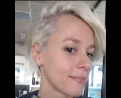 Scalati, asimmetrici, lisci e con boccoli o leggermente mossi. Federica Pellegrini Il Cambio Di Look E Drastico Il Nuovo Stile Rock Dei Suoi Capelli Foto E Video